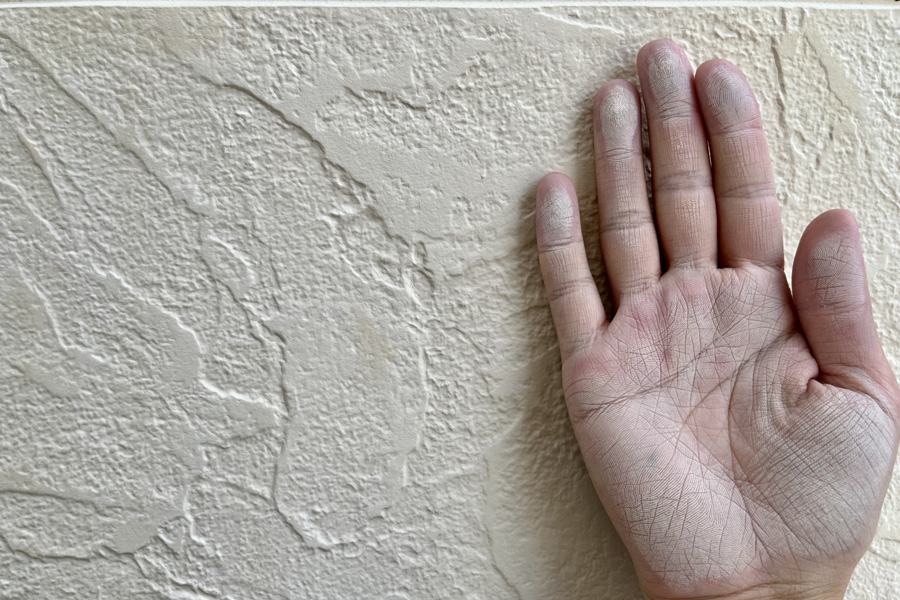 チョーキングがある（※チョーキングとは、壁に触れた際に手が白い粉が付着してしまう現象のことを言います。）