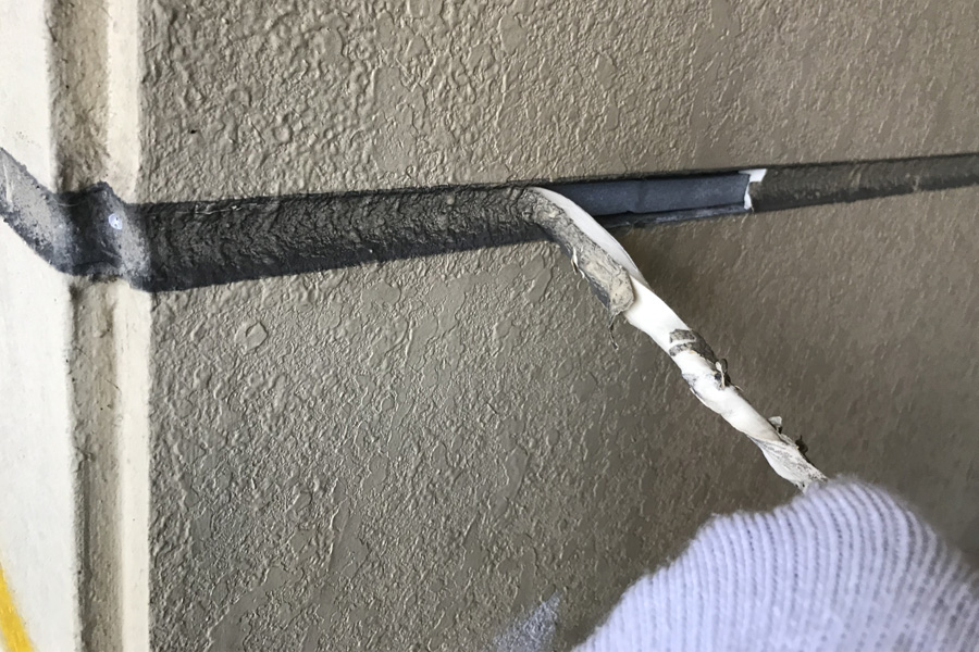 コーキングが劣化により機能してない（※コーキングとは、建築物において目地剤などで隙間を塞ぐ作業を指し、気密性や防水性を高めることを目的としておこなわれます。）